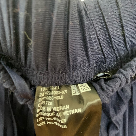 Uniqlo navy pleated midi skirt. Size large. - Picture 3 of 4